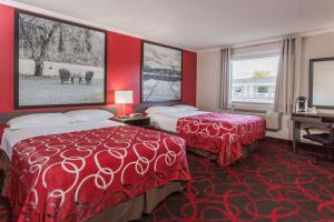 Un pat sau paturi într-o cameră la Super 8 by Wyndham Kirkland Lake