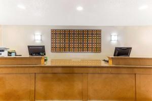 a bar with two chairs at a waiting room at La Quinta by Wyndham Redding in Redding