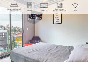 - une chambre avec un lit et une vue sur la ville dans l'établissement R02 LUXURY STUDIO COURAGE a 5 MIN ITESM CEM, à Mexico
