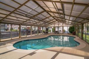 uma piscina com tecto retráctil em SureStay Hotel by Best Western Helen Downtown em Helen