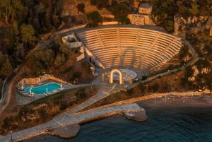 ルートラキにあるWyndham Loutraki Poseidon Resortの水辺の大きな建物の空中ビュー