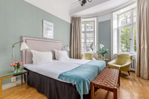 斯德哥爾摩的住宿－Hotel Esplanade, BW Signature Collection，一间卧室配有一张大床和一把椅子