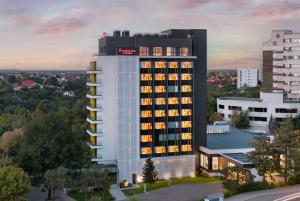 una imagen de un edificio de hotel con un cartel en él en Ramada by Wyndham Slatina Parc, en Slatina