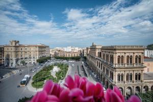 vistas a una calle de una ciudad con edificios en Bed and Breakfast Palermo Centro, en Palermo