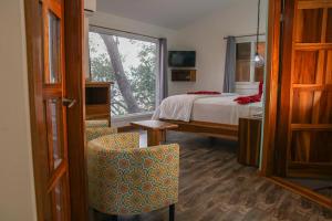 Habitación de hotel con cama y ventana en The Resort at Marble Hill, en Diamond Rock