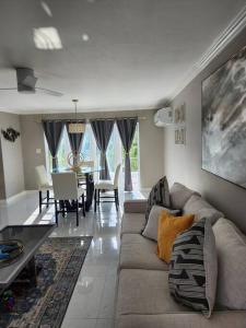 uma sala de estar com um sofá e uma mesa em Modern Luxury 2-bedroom 2.5-bathroom townhouse em Negril