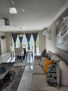 Гостиная зона в Modern Luxury 2-bedroom 2.5-bathroom townhouse
