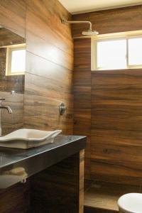 y baño con lavabo y ducha. en Hostal Sky, en Tarija