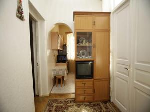 sala de estar con TV y armario en Leila, en Tiflis