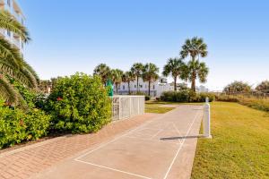 una cancha de baloncesto en un parque con palmeras en Destin on the Gulf, en Destin