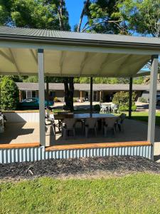 einen Pavillon mit einem Tisch und Stühlen darunter in der Unterkunft Willow Dene Holiday Apartments in Bright