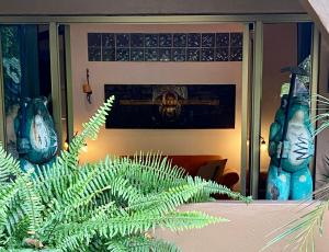 un salon avec une cheminée et une plante dans l'établissement The Garden Apartment at The Hacienda, à Boquete