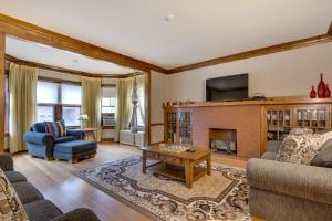 Χώρος καθιστικού στο Lovely Near Loyola - Enjoy the Wonderful Outdoor Space and Sun Room - Room for the Whole Crew apts