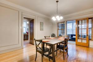 Χώρος καθιστικού στο Lovely Near Loyola - Enjoy the Wonderful Outdoor Space and Sun Room - Room for the Whole Crew apts