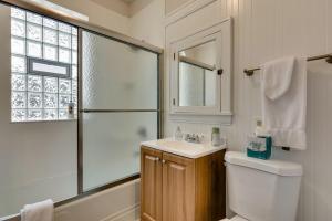 Ένα μπάνιο στο Lovely Near Loyola - Enjoy the Wonderful Outdoor Space and Sun Room - Room for the Whole Crew apts +13 φωτογραφίες