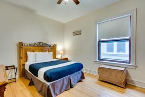 Ένα ή περισσότερα κρεβάτια σε δωμάτιο στο Lovely Near Loyola - Enjoy the Wonderful Outdoor Space and Sun Room - Room for the Whole Crew apts