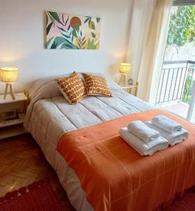 1 dormitorio con 1 cama con 2 toallas en Boho style con balcón en Palermo Soho en Buenos Aires