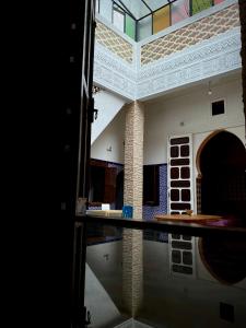 Habitación con reflejo en una piscina de agua en Riad Essalam en Rabat