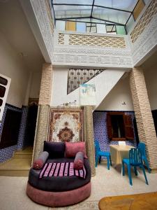 sala de estar con sofá y 2 sillas en Riad Essalam en Rabat