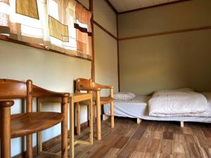 A bed or beds in a room at 平屋古民家と薪サウナ サササウナ