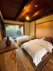 1 dormitorio con 2 camas en una habitación en 淡路島 サササウナ en Awaji