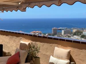 kanapę na balkonie z widokiem na miasto w obiekcie The Heights - Los Cristianos w mieście Los Cristianos
