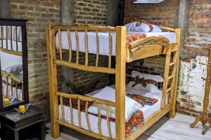 - deux lits superposés dans une chambre dans l'établissement El Encanto Mountain Cabin, à Salento