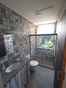 Koupelna v ubytování Casa Colmeia + 10 fotografií