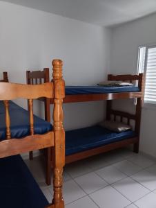 a bunk bed in a room with a blue mattress at Pausa da Correria nesta estadia I in Caraguatatuba