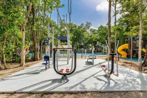 een park met een speeltuin met een glijbaan bij Lovely COZY Apt w/pool 2 Bedrooms. Great location! in Puerto Morelos