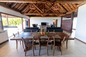 comedor con mesa de madera y sillas en Villa Vanua - Private Luxury Villa, en Rakiraki