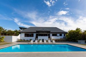 dom z basenem przed domem w obiekcie Villa Vanua - Private Luxury Villa w mieście Rakiraki