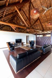 sala de estar con sofá y mesa en Villa Vanua - Private Luxury Villa, en Rakiraki