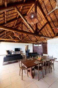 jadalnia ze stołem i krzesłami w obiekcie Villa Vanua - Private Luxury Villa w mieście Rakiraki