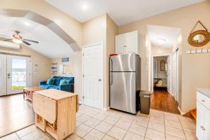 uma cozinha e sala de estar com um frigorífico em Live Laugh Lake em Rushville
