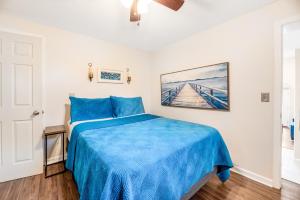 um quarto com uma cama azul e um cobertor azul em Live Laugh Lake em Rushville