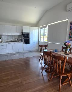 Gallery image of This fabulous, single-level 3 plus 1 small room with folding sofa home in Auckland