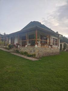 Casa con porche y pared de piedra en Rancho Santa Inés Completo, en Monguí