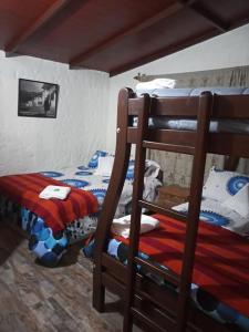 1 dormitorio con 2 literas y 1 cama en Rancho Santa Inés Completo, en Monguí