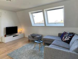 uma sala de estar com um sofá e uma televisão em Holiday home TORSLANDA III em Torslanda