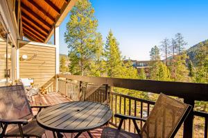 - Balcón con mesa y sillas de madera en Pines 2041 en Keystone