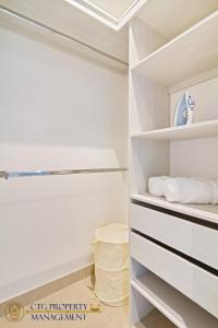 a walk in closet with white walls and shelves at Distrito 90 - Estudios y Apartamentos para vacaciones y viajes de negocio in Barranquilla