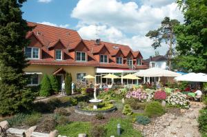 ein Haus mit Garten davor in der Unterkunft Hotel "Am Werl" in Bad Saarow
