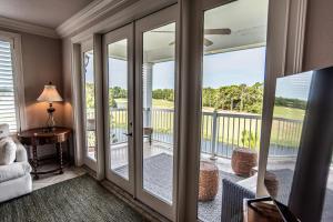 um quarto com portas de vidro deslizantes com vista para o oceano em Caddyshack Condo em Big Blackjack Landing