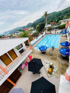 Nespecifikovaný výhled na hory nebo výhled na hory při pohledu z hotelu