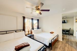- une chambre avec 2 lits et un ventilateur de plafond dans l'établissement Pine Tree Place - Unit 6, à South Lake Tahoe