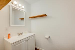 W białej łazience znajduje się umywalka i lustro. w obiekcie Pine Tree Place - Unit 6 w mieście South Lake Tahoe