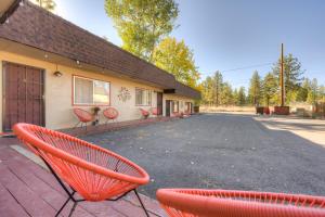 un groupe de chaises rouges assis à l'extérieur d'un bâtiment dans l'établissement Pine Tree Place - Unit 6, à South Lake Tahoe
