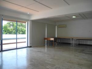Casa Las Brisas, Puerto Azul في Ternate: غرفة فارغة مع طاولة و نافذة كبيرة