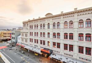 um grande edifício branco na esquina de uma rua em Naumi Hotel Wellington em Wellington